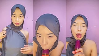 Acel Celva Berhijab Hitam Menggoda Dengan Botol