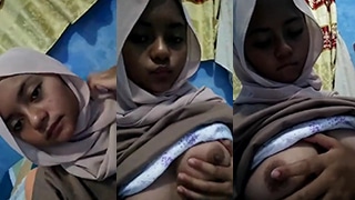Gadis Berjilbab Montok Pamer Payudara Seksi