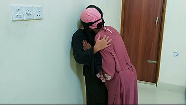 Desi Bhabhi Masak Sendiri Di Dapur, Bumbunya Bikin Panas
