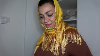 Arab Hijab Milf Dengan Pantat Besar Yang Menggoda