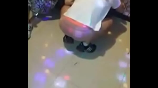 노래방에서 팬티 벗고 음란한 춤 추는 여자 – 딸자닷컴