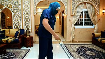 Bantu Majikan Jilbab Disuruh Ngocok Kontol Majikan Sampe Nelen Semua Airnya.