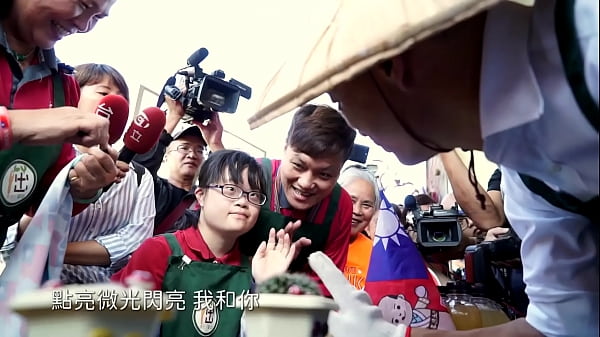 韓國瑜官方頻道點亮微光mv，高潮畫面讓人腿軟，濕成一片啦！
