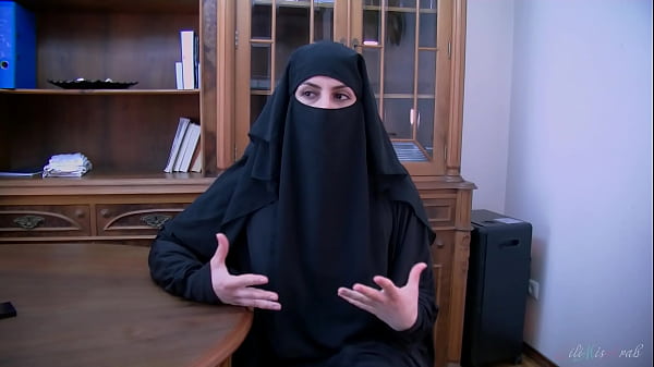 Kesepakatan Abad Ini Ditutup Dengan Ciuman Basah Dari Pelacur Berjilbab Arab, Lilimissarab.