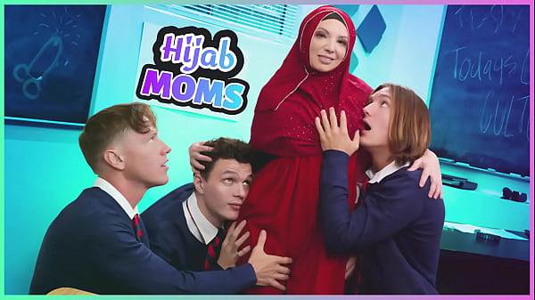 Perempuan Berhijab Yang Memuaskan Tiga Pria Sekaligus