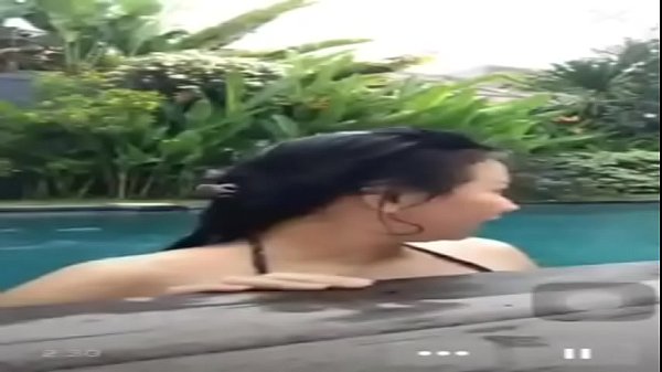 Ngentot Di Kolam Renang Pas Live Streaming, Basah Kuyup Dan Penuh Gairah.