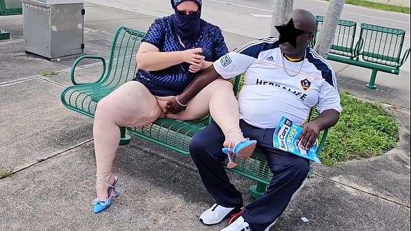 Muslimah Berhijab Bbw Ssbbw Biarkan Pria Asal Di Halte Bus Muncrat Dua Kali Di Bibir Tebal Memeknya (terbuka Di Luar Ruangan)