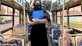 Istri Muslim Pulang Kampus Sendiri Di Bis, Langsung Digaruk Orang Asing Di Balik Hijabnya.