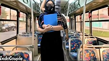 Istri Muslim Pulang Kampus Sendiri Di Bis, Langsung Digaruk Orang Asing Di Balik Hijabnya.