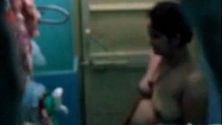 Bhabhi Ketahuan Ngintip Di Kamar Mandi, Video Hotnya Beredar