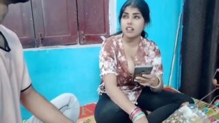 Bhabhi Montok Terima Paket, Bayar Pakai Memek Basah