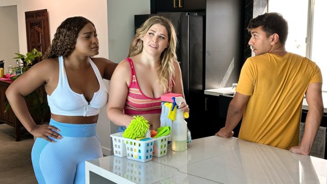 Realitas Raja – Cewek Tua Bikin Threesome Kamar Mandi Kampus