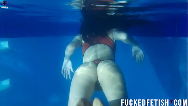 Helen Star Pake Baju Renang Seksi, Malem-malem Di Kolam Renang, Napas Tersengal-sengal.