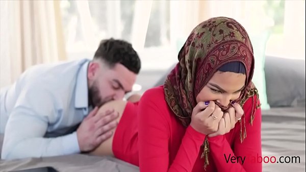 Maya Farrell, Kakak Tiri Perawanku Yang Pakai Hijab, Kubikin Basah Kuyup.