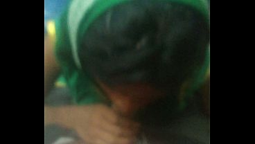Desi Auntie Jadi Pengemis Di Kereta Lokal, Ngeseks Panas Di Stasiun