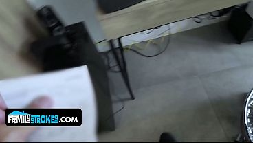 Anak Tiri Cantik Langsing Menggoda Ayah Tirinya Dengan Tubuh Mulusnya