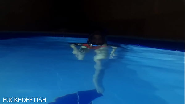 Helen Star Pake Baju Renang Seksi, Masker Malem, Nyetir Sambil Ngintip Kolam Renang
