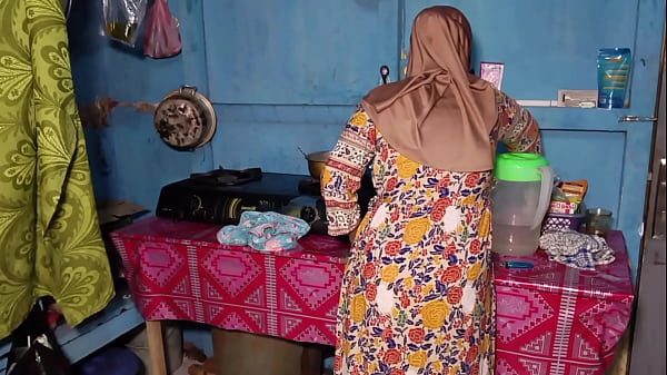 Ngentot Istri Temen Yang Lagi Masak, Sambil Cipokan Panas Di Dapur.