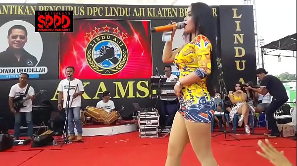 Tarian Erotis Indonesia – Sintya Riske Ngebor Panggung Dengan Gerakan Liar Yang Bikin Mending