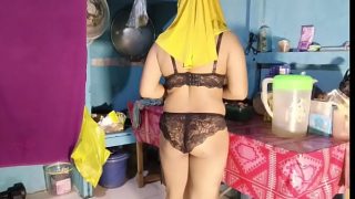Bu Mertua Masak Pakai Bikini, Bikin Dapur Makin Panas, Lihatnya Bikin Ngiler.