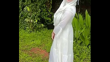 Nunjukin Pantat Hijabku Di Luar, Bikin Lihat Melek Semua