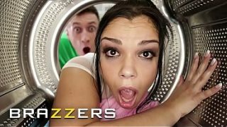 Brazzers – Adek Sempit Nyangkut, Berujung Ngentot Panas Sama Bintang-bintang Terkencar Mereka