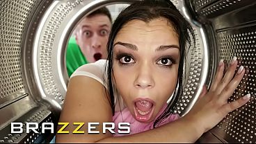 Brazzers – Adek Sempit Nyangkut, Berujung Ngentot Panas Sama Bintang-bintang Terkencar Mereka
