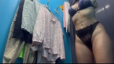 Ganti Baju Di Ruang Ganti, Kamera Tersembunyi, Cewek Rusia Montok Dengan Puting Menggoda.
