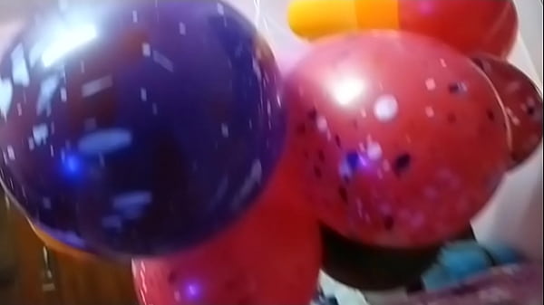 Wanita India Meletuskan Balon Di Depan Umum, Bikin Semua Orang Ngiler Lihat Gerakan Tubuhnya Yang Seksi.