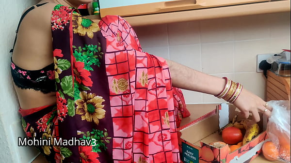 भारतीय देसी फल वाली मालकिन ने ग्राहक से सौदेबाजी में जोरदार चुदाई की हिंदी ऑडियो