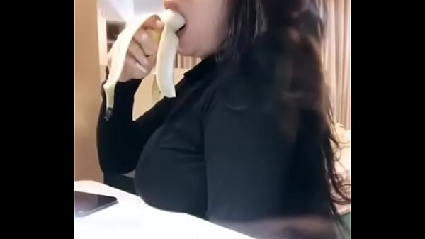 Monica Adhea, Cewek Model Indo Goyang Lidah Basah Bikin Makin Panas.