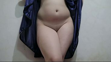 Cewek Indo Pake Lingeri Biru, Jongkok Sambil Colmek, Bikin Makin Basah.