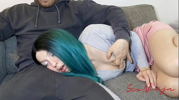 Gue Cuma Mau Rebahan Di Pangkuan Kakak Tiri, Biar Bisa Tidur Sambil Grope-grope.