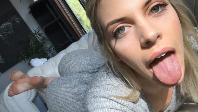 Bokep Amatir Asli – Cewek Pirang Ngewe Di Sofa Sambil Meringis Nikmat