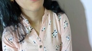 Istri Sepi Nyari Layanan Seks Lokal Dari Si Pemilik Rumah, Langsung Dikerjain Di Kamar.