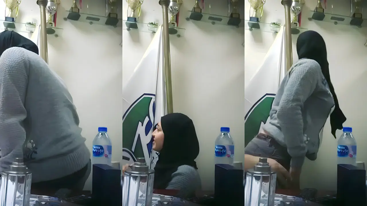 Jilbab Basah Kena Air Liur Tetangga