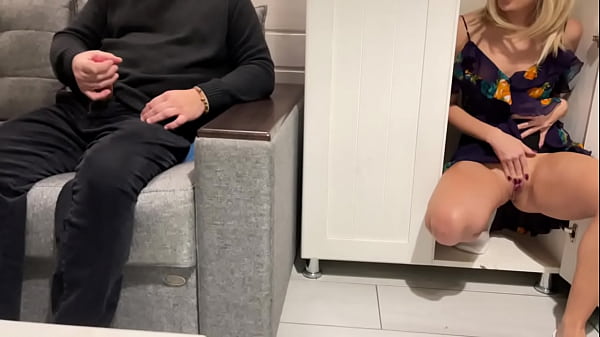 Ibu Tiri Ngintip Anak Tiri Nonton Bokep Sambil Coli, Lalu Ngewe Dia Sampai Puas.