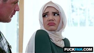 Wtf!! Cewek Hijab Manis Ngentot Pertama Kali Sama Tukang Ledeng, Naudi Nala & Jason Sarcinelli Bikin Muncrat