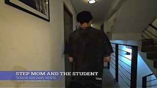 Ibu Tiri Lagi Ngajar, Muridnya Udah Panas.