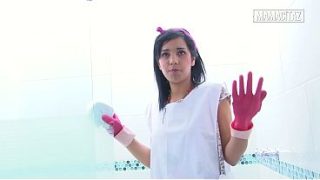 Pembantu Hotel Pake Sarung Tangan Karet Nundukin Pantat Sambil Gosok Kamar Mandi Basah Kuyup Bikin Ngilu.
