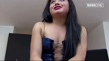 Gadis Latin Montok Bengkok Di Rok Mini… Dia Nggak Bisa Berhenti Megang-megang Pantatnya Yang Gede.