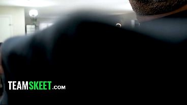 Fiona Kecil Dan Mona Montok Bergantian Ngeces Di Kontol Panas Threesome