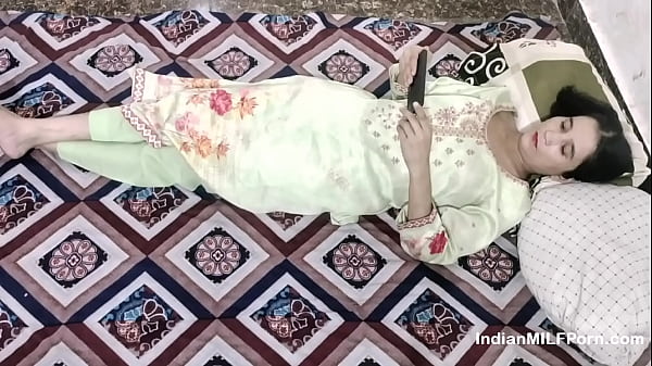 Cewek India Nonton Bokep Di Hp, Digenjot Keras Sama Kakak Tiri – Suara Hindi Panas