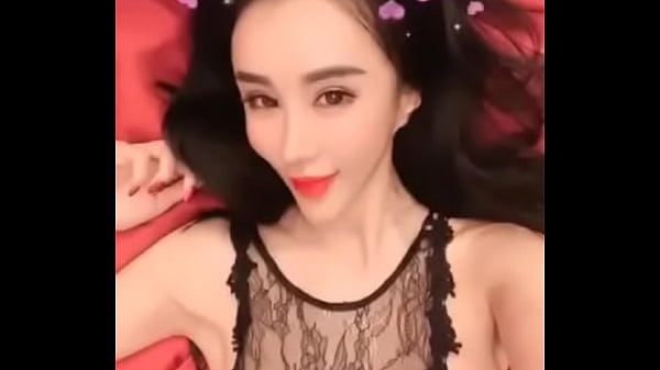 孟晓艺自己摸自己，骚得水直流。