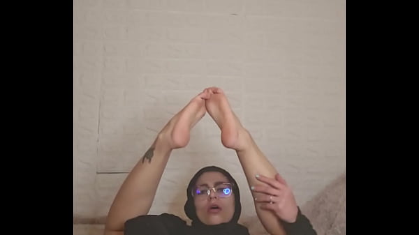 Arab Istri Rumahan Mia Pamer Kaki Pakai Niqab, Bikin Liur Ngiler