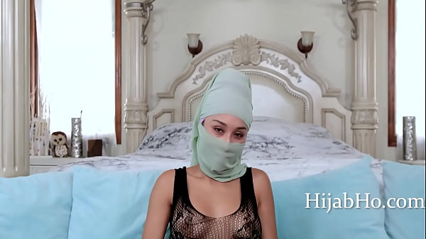 Ibu Tiri Berhijab Bikin Tenang – Cali Lee, Goyangannya Bikin Klepek-klepek