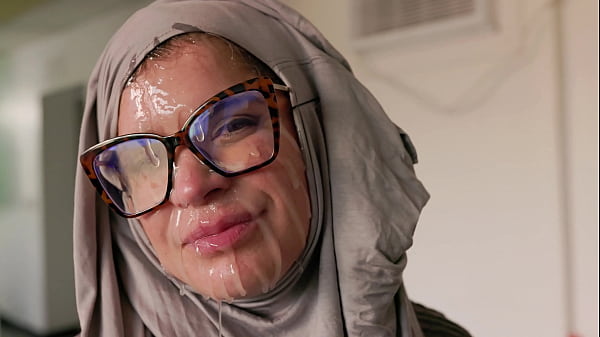 Hijab Cosplay – Cewek Bule Matre Digojlok Muka Penuh Kontol