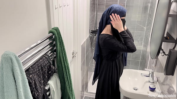Astaga! Gak Nyangka Cewek Arab Bisa Segila Itu. Aku Lihat Langsung Cewek Muslim Berhijab Lagi Colmek Di Kamar Mandi.