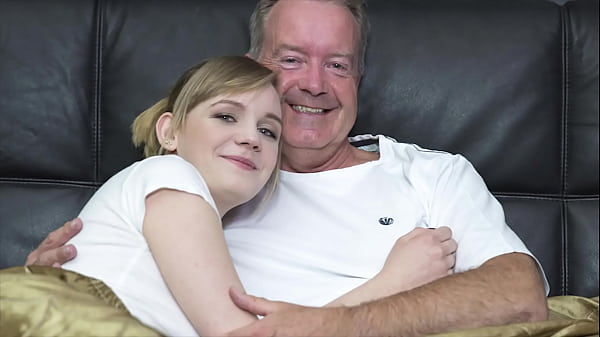 Blonde Seksi Nungging Biar Ditusuk Kontol Gede Kakek Tua