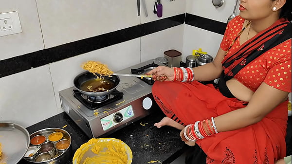 Komal Lagi Bikin Gorengan Pas Diwali, Si Adik Ipar Langsung Ngegoda Abis-abisan Sambil Ngintipin Kakak Ipar Yang Seksi.
